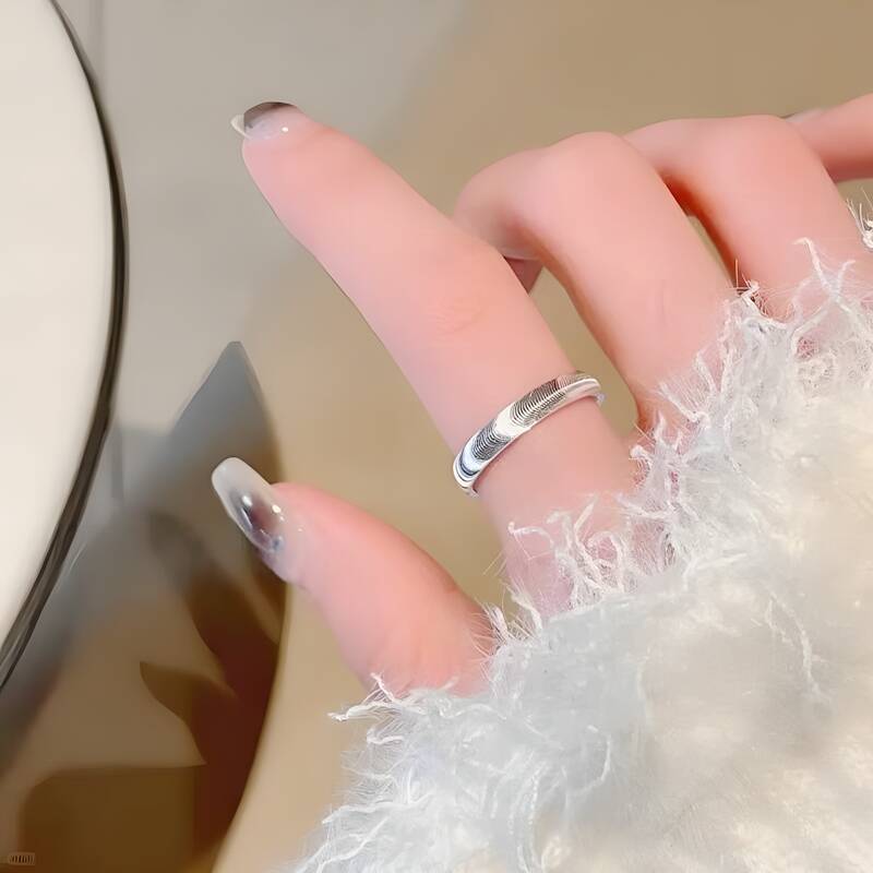 Damen Ring mit subtiler Wellenstruktur und eleganter Oberfläche Shop Nory