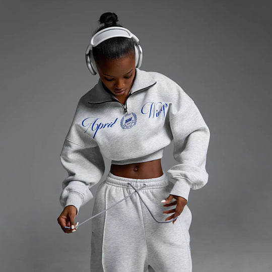 Damen gekürztes Halfzip-Sweatshirt mit Collegestickerei und weit geschnittene High‑Waist Lounge-Jogginghose Shop Nory
