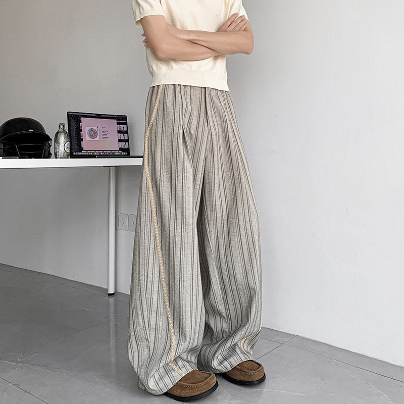 Herren weite Baggy-Hose in Anzugoptik mit feinem Nadelstreifen und geflochtener Seitenpaspel Shop Nory
