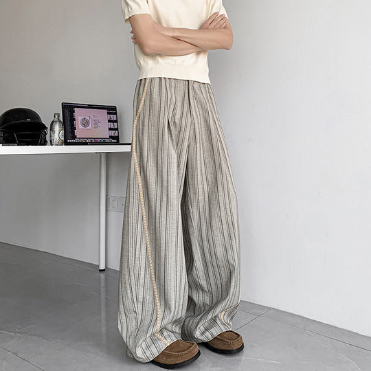Herren weite Baggy-Hose in Anzugoptik mit feinem Nadelstreifen und geflochtener Seitenpaspel Shop Nory