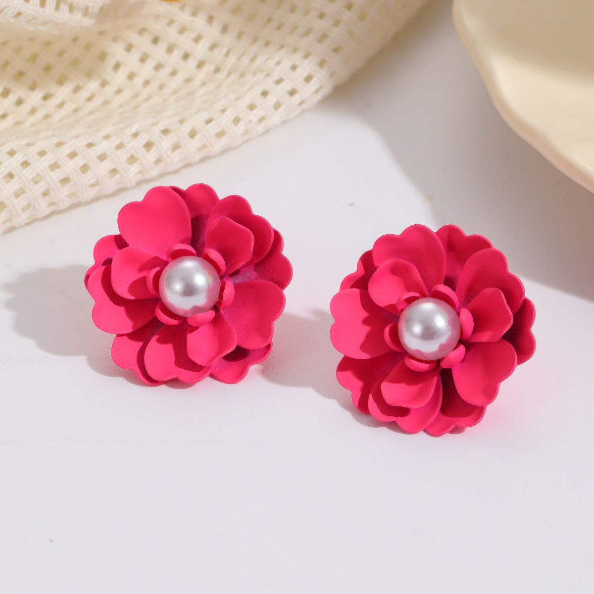 Damen Ohrstecker mit kunstvollem Blumenmotiven und Perlenakzenten Shop Nory