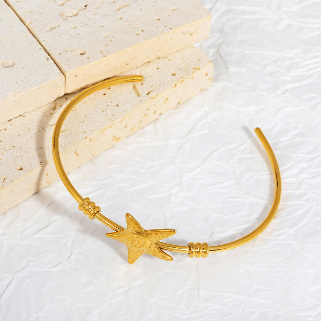 Damen Armband mit elegantem Smaragd-Anhänger und flexibler Gliederkette Shop Nory