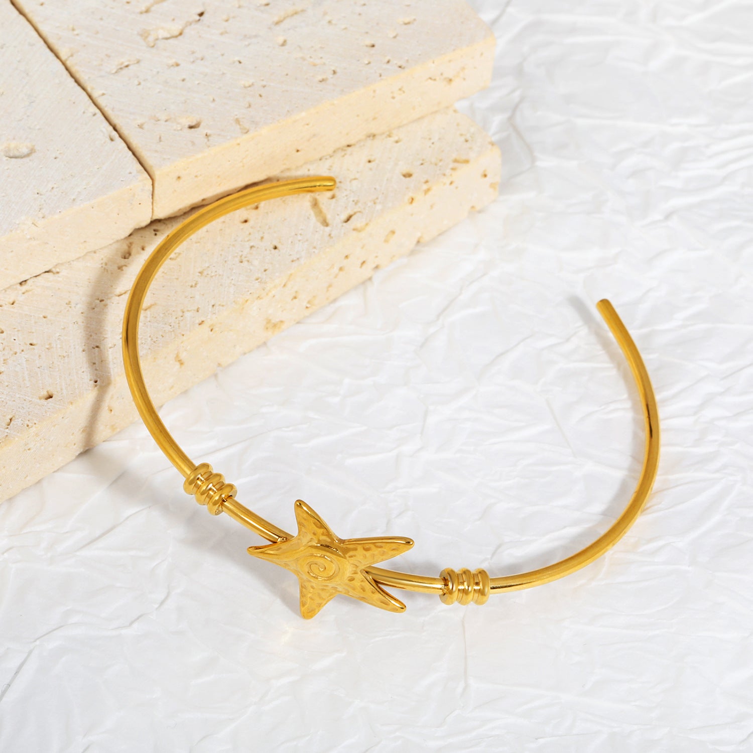 Damen Armband mit elegantem Smaragd-Anhänger und flexibler Gliederkette Shop Nory