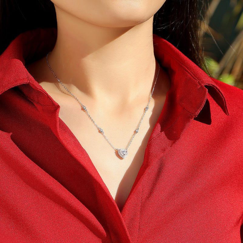 Damen Herzanhänger-Halskette mit funkelnden Zirkonia und eleganter Silberkette Shop Nory