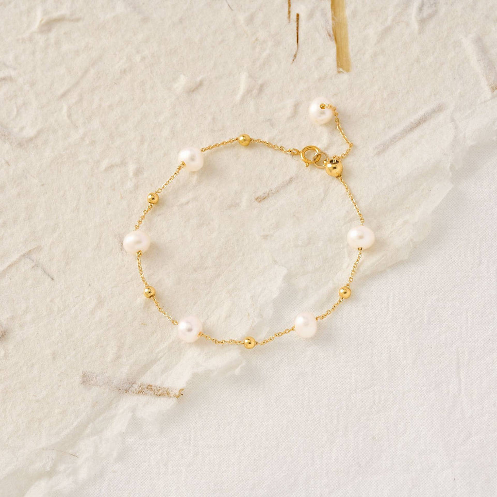 Damen filigranes Armband mit Perlen und silbernen Akzenten Shop Nory