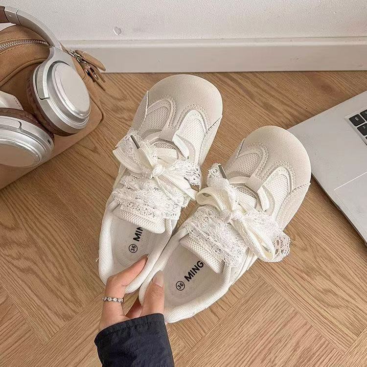 Damen Sneaker mit eleganten Spitzenakzenten und komfortabler Dämpfung