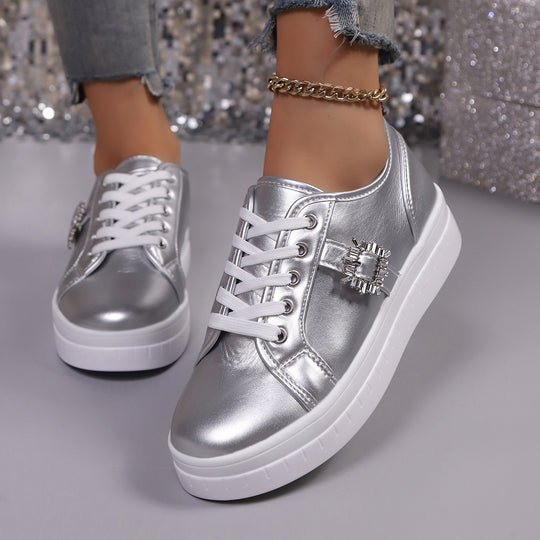 Damen Plateau‑Sneaker mit Metallic‑Obermaterial, dekorativer Strass‑Schließe und gepolsterter Komfortsohle Shop Nory