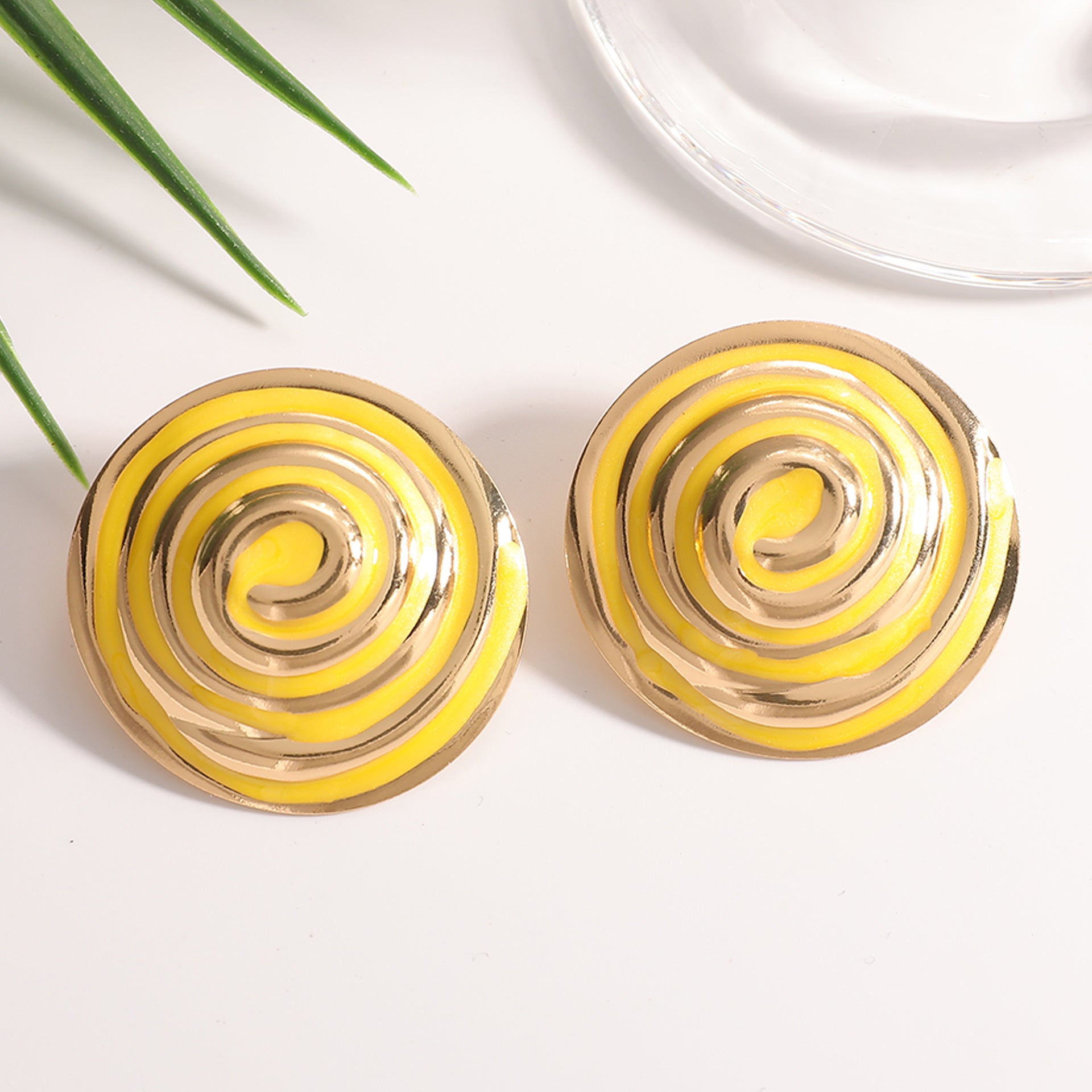 Damen Ohrstecker im eleganten Spiralen-Design Shop Nory