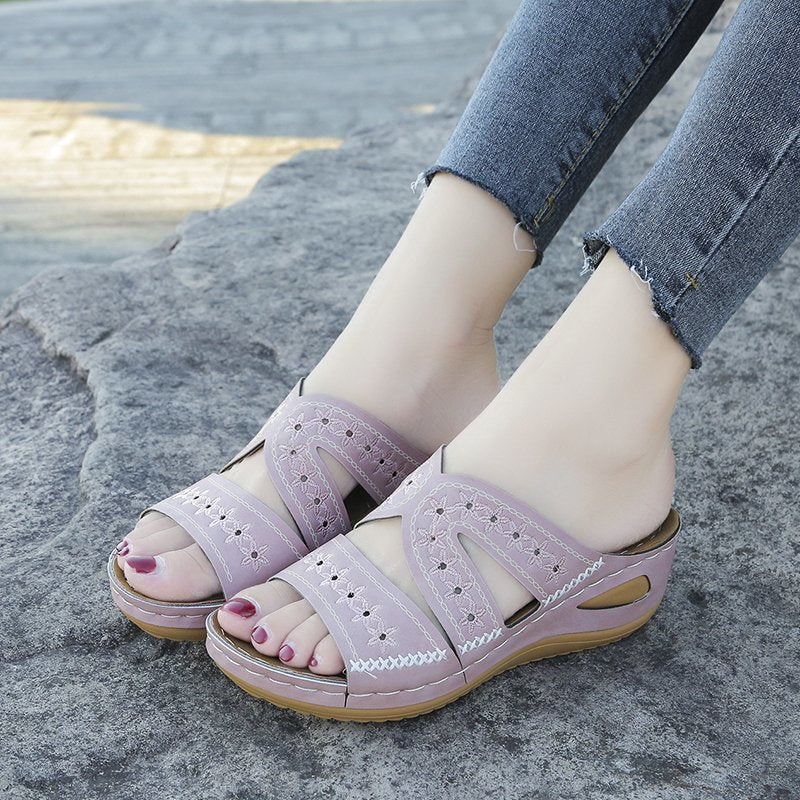 Damen Komfortable Wedge-Pantoletten mit floralem Cut-Out-Design Shopnory