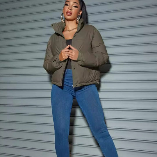 Damen Kurz geschnittene wattierte Steppjacke mit hohem Stehkragen und verdecktem Reißverschluss Shop Nory