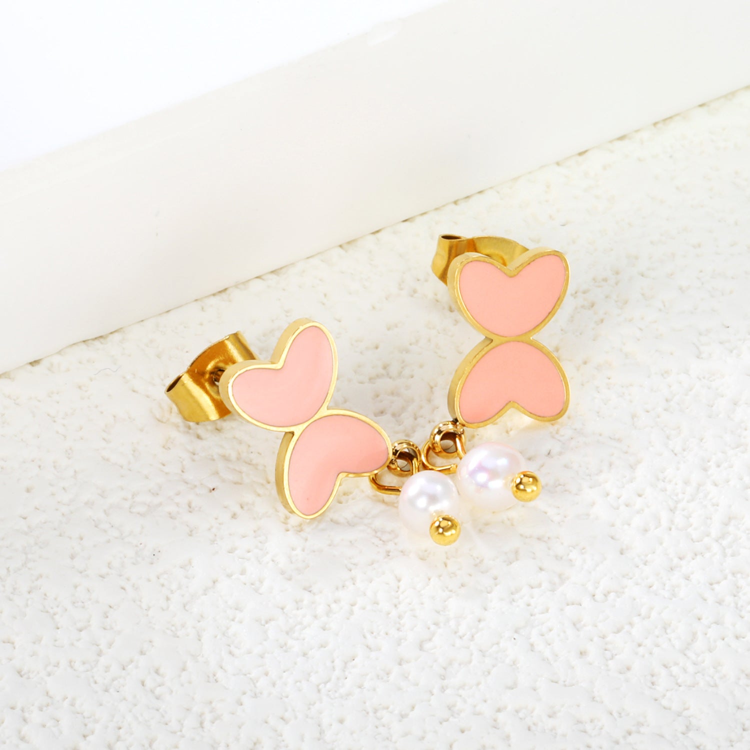 Damen Ohrringe mit modernen Herz-Akzenten und Perlenschmuck Shop Nory