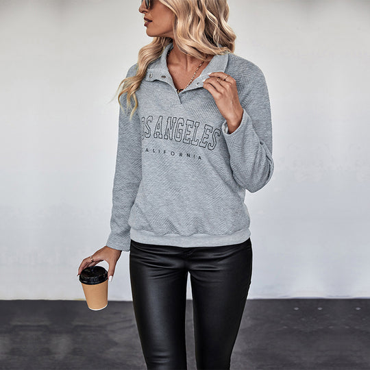 Damen Quilted-Sweatshirt mit Stehkragen, Druckknopfleiste und College-Print Shop Nory