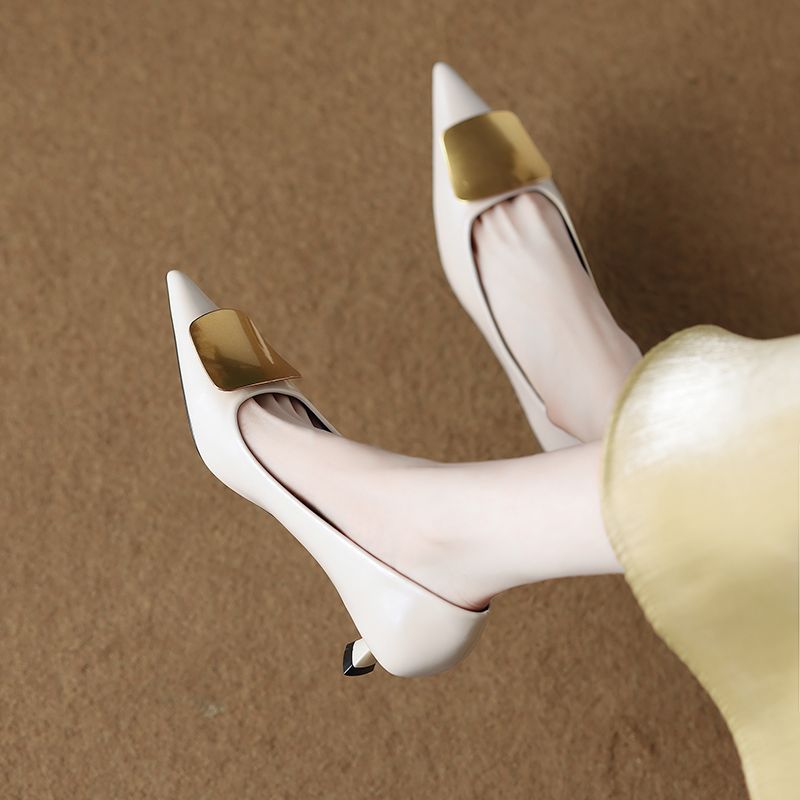 Damen Spitz zulaufende Kitten‑Heel Pumps mit dekorativer Metallapplikation Shop Nory