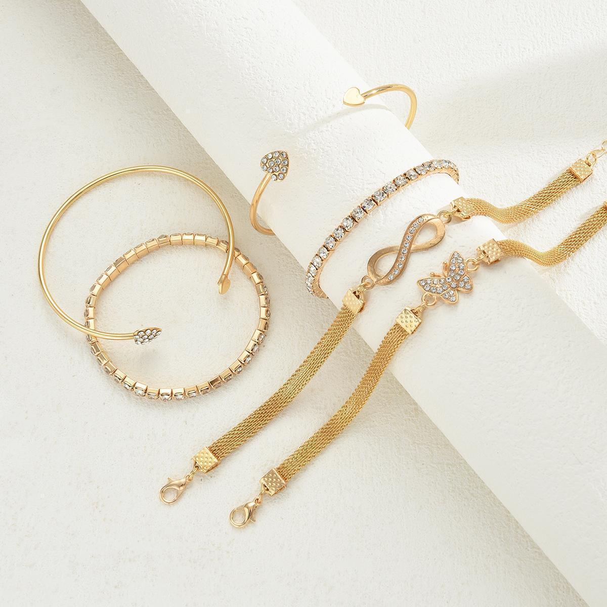 Damen Armband-Set mit funkelnden Anhängern und einzigartigen Designs Shop Nory
