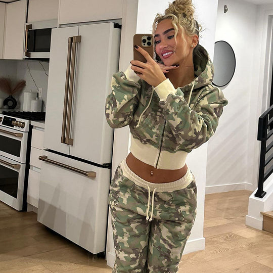 Damen nan kurz geschnittene Kapuzenjacke mit Camouflage-Muster, Frontreißverschluss, Kängurutasche und weitem Rippbund Shop Nory