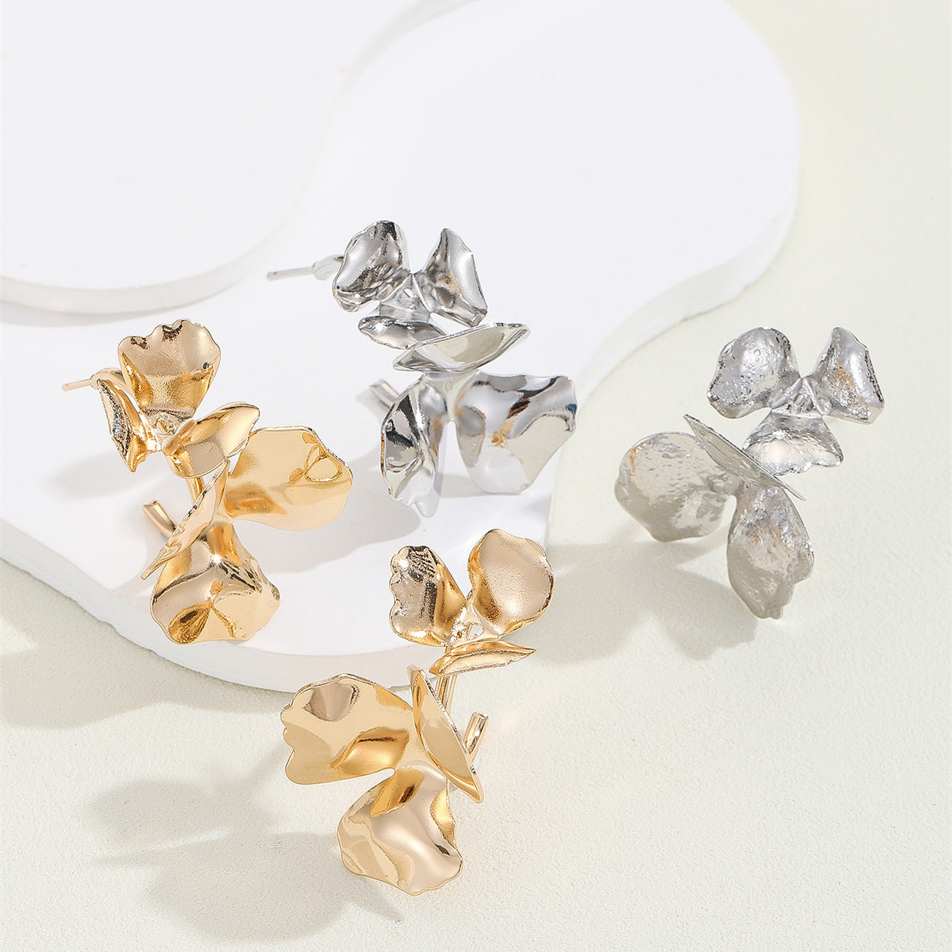 Damen Ohrhänger im eleganten, skulpturalen Blumendesign Shop Nory