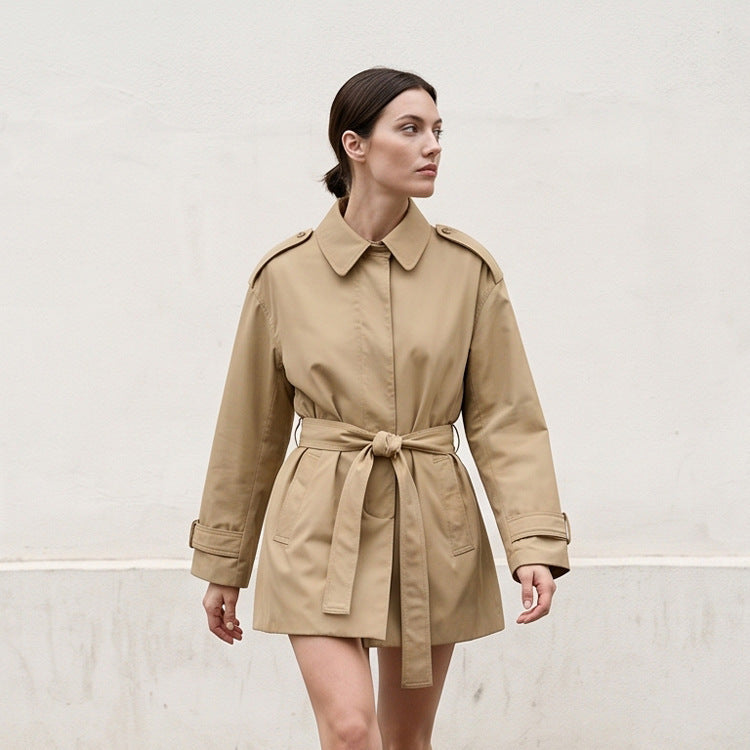 Damen Kurztrenchcoat mit Taillengürtel, Schulterklappen und verstellbaren Manschetten Shop Nory