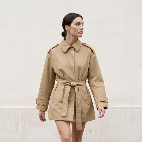Damen Kurztrenchcoat mit Taillengürtel, Schulterklappen und verstellbaren Manschetten Shop Nory