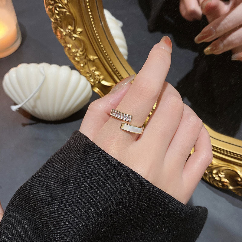 Damen zeitgenössischer Ring mit funkelnden Zirkonia und modernem Design Shop Nory
