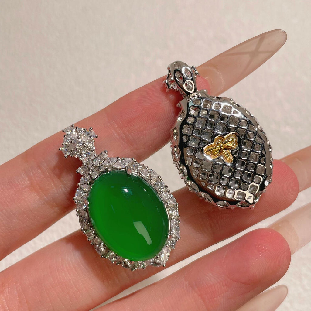 Damen Anhänger aus grünem Jade mit funkelnden Zirkonia Shop Nory