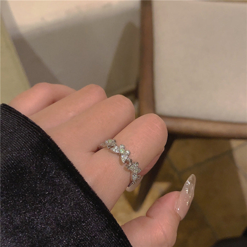 Damenring mit glänzenden Kristallakzenten und floralem Design Shop Nory