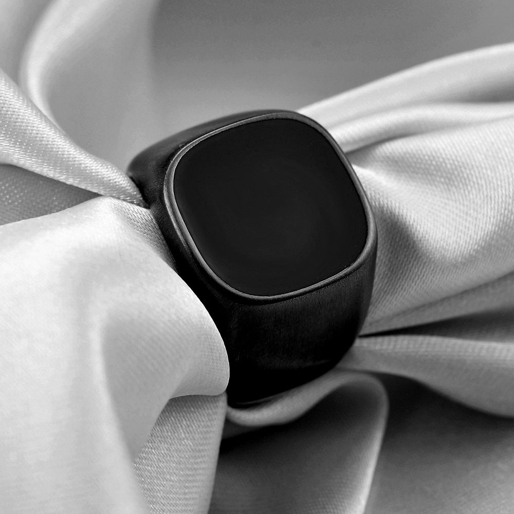 Herren Ring mit quadratischem Onyx-Einsatz und modernem, gebürstetem Design Shop Nory