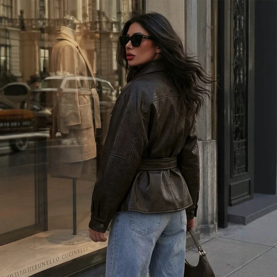 Damen Taillierte Lederimitat-Bikerjacke mit Bindegürtel und überschnittener Schulter Shop Nory