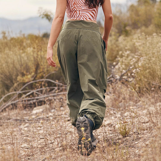 Damen Outdoor-Cargohose mit V-förmigem Bund, Knopfverschluss und elastischem Knöchelabschluss Shop Nory