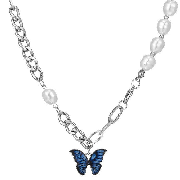 Damen Halskette mit filigranem Schmetterlingsanhänger und Perlendetails Shop Nory