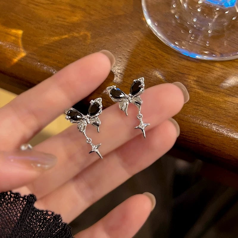 Damen Ohrhänger im eleganten Schmetterlingsdesign mit funkelnden Akzenten Shop Nory