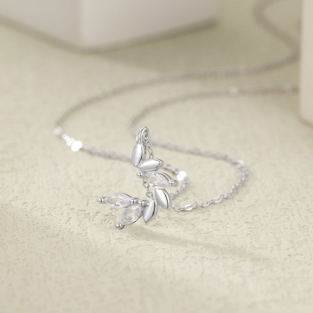 Damen Halskette mit filigranem Anhänger und funkelnden Zirkonia-Details Shop Nory