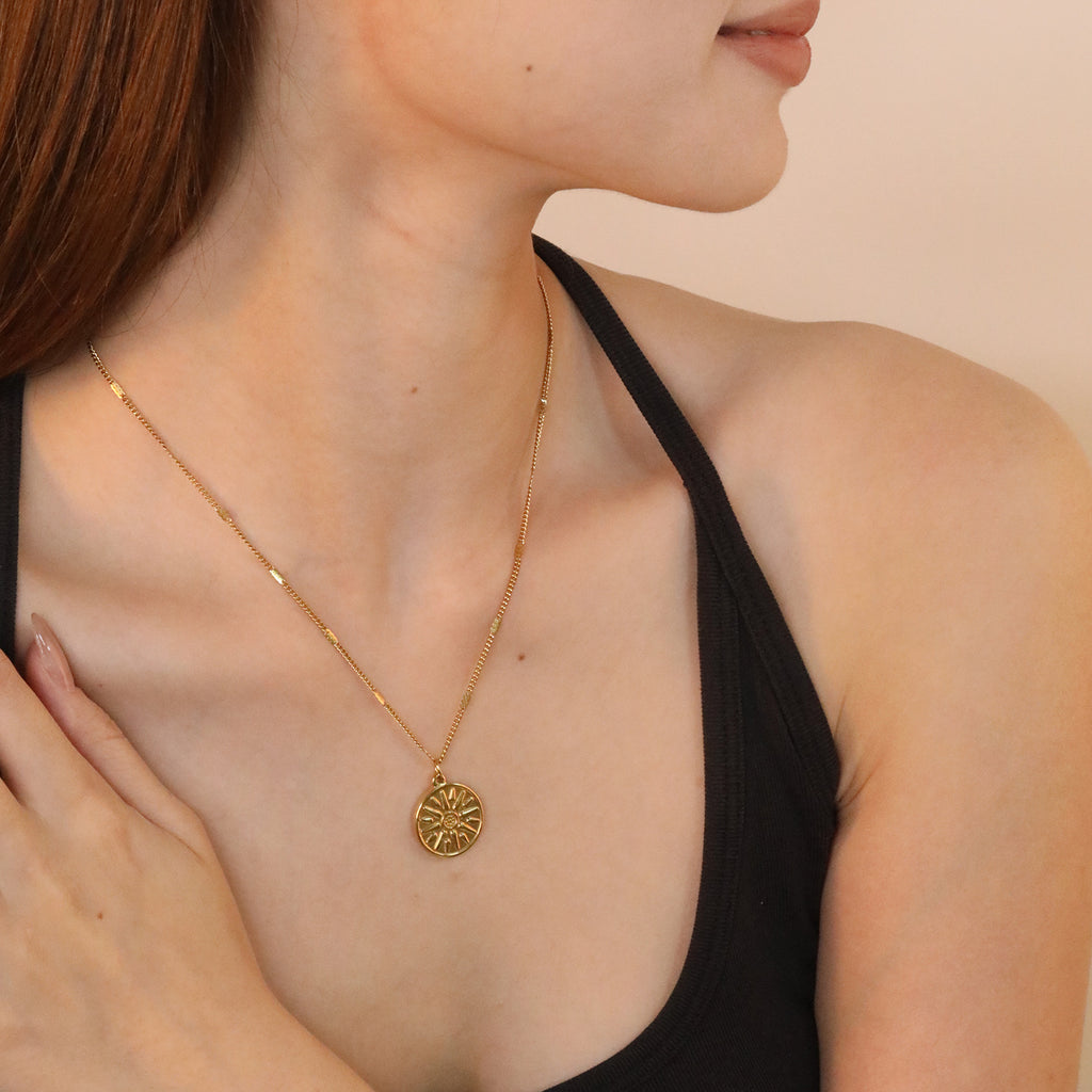 Damen Halskette mit kunstvollem Sonnenmotiv und verstellbarem Kettendesign Shop Nory