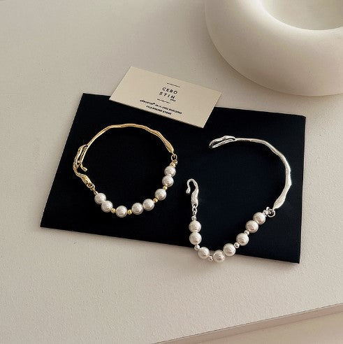 Damen Armband mit elegantem Perlendesign und künstlerischen Silberakzenten Shop Nory