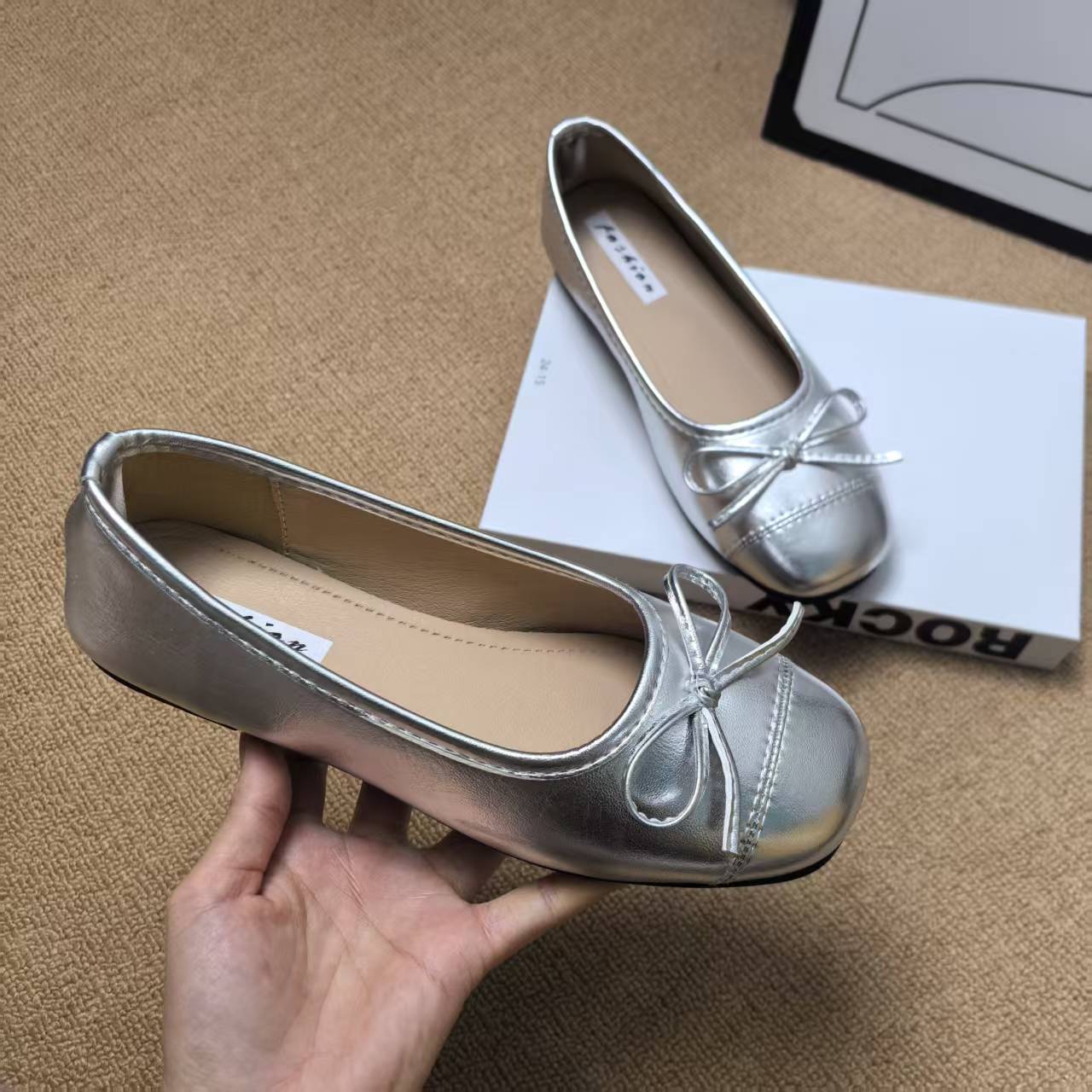 Damen Ballerinas mit elegantem Glanz und verspieltem Schleifendetail