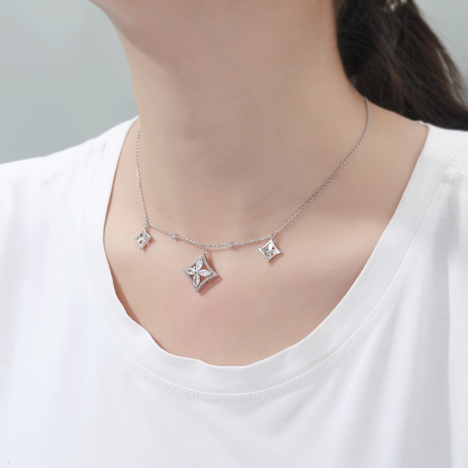Damenkette mit funkelndem Anhänger und kunstvoller Kristallverzierung Shop Nory