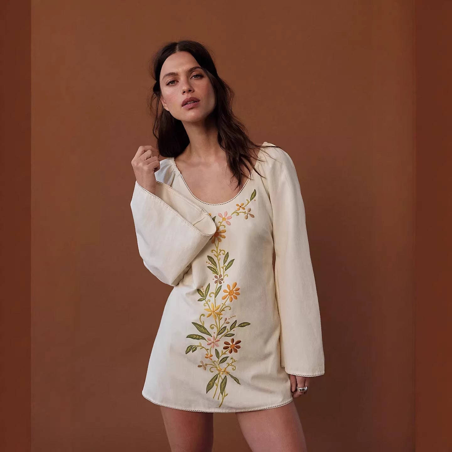 Damen Blusenkleid mit floralen Stickereien und weit ausgestellten Ärmeln Shopnory