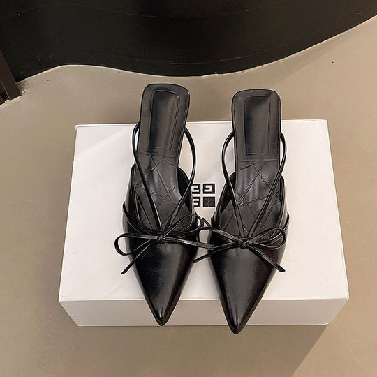 Damen Spitz zulaufende Mules mit feinen Slingback‑Riemchen und Zierschleife Shop Nory