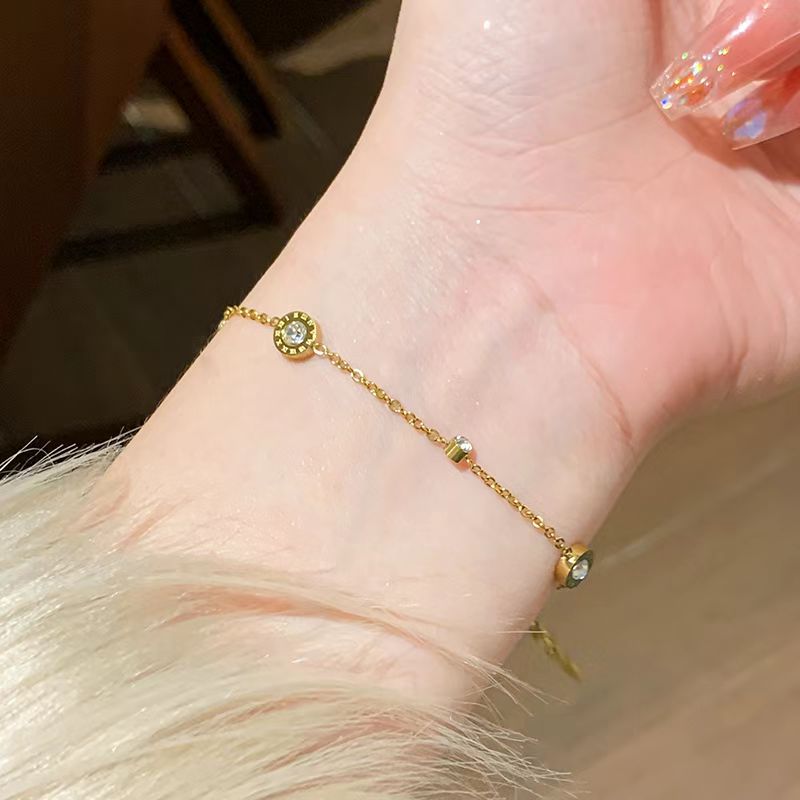 Damen zarte goldene Kettenarmband mit Kristallakzenten Shop Nory