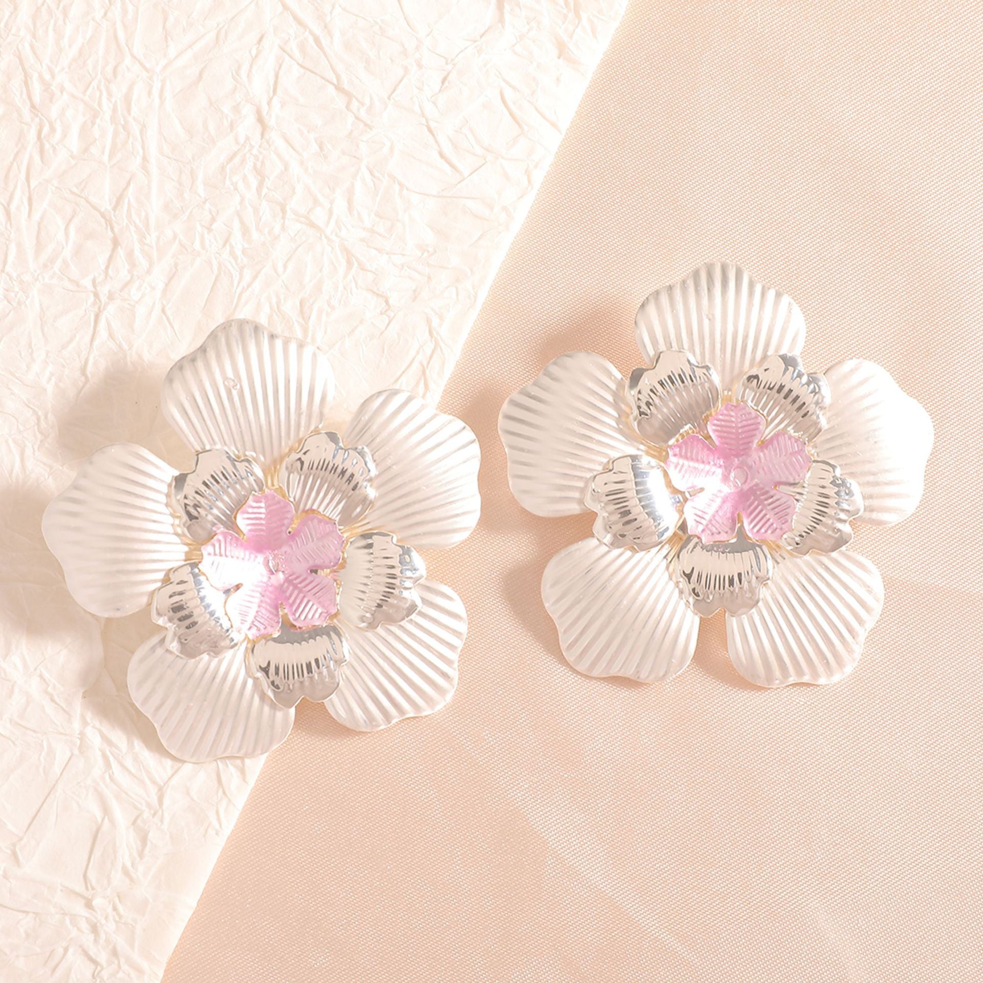 Damen Blumenohrringe mit filigranem Design und glänzenden Akzenten Shop Nory