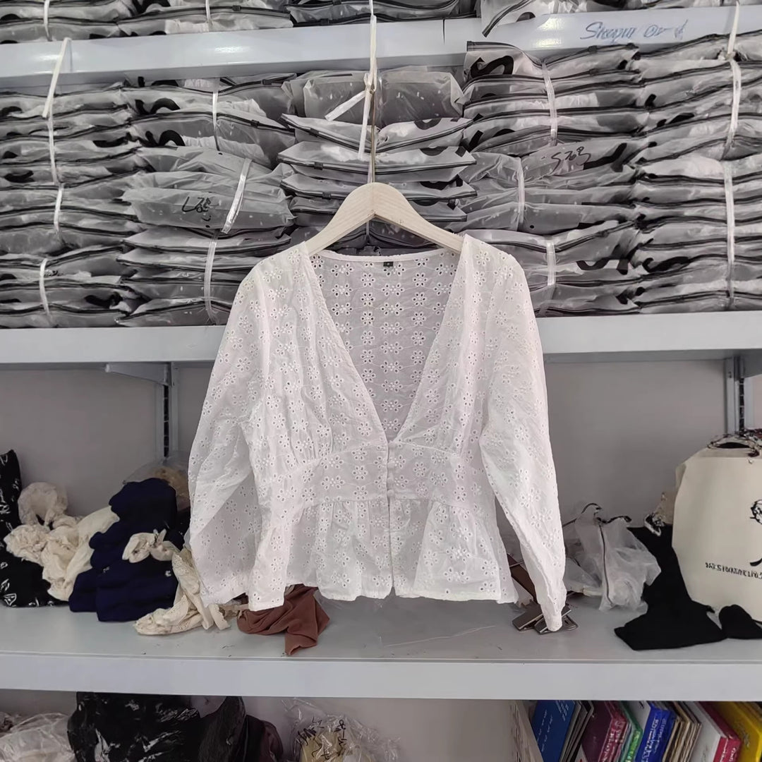 Damen Weiche Broderie-Anglaise-Bluse mit tiefem V‑Ausschnitt, Taillennaht und Volant Shop Nory