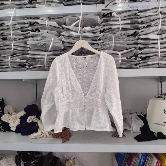 Damen Weiche Broderie-Anglaise-Bluse mit tiefem V‑Ausschnitt, Taillennaht und Volant Shop Nory