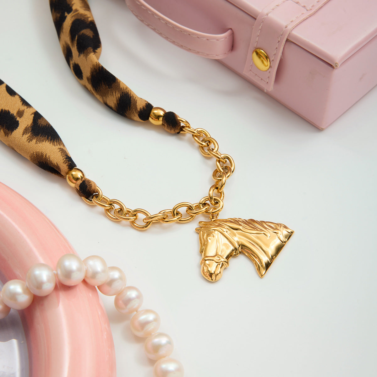 Damen Halskette mit ungewöhnlichem Pferdeanhänger und stylischem Leoprint-Shop Nory