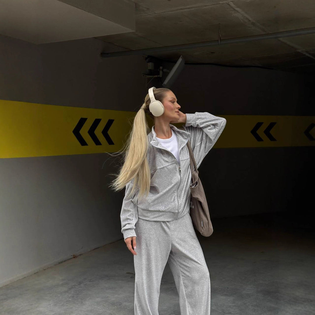 Damen sportive Oversize-Fleecejacke mit diagonaler Reißverschluss-Optik und weit geschnittener High-Waist-Jogginghose Shop Nory
