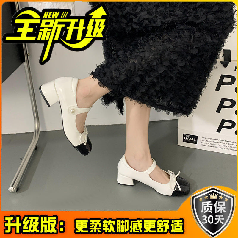 Damen Mary‑Jane Ballerina mit Kontrast‑Lackkappe und Perlenriemen Shop Nory