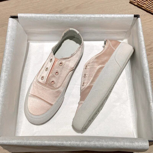 Damen Satin‑Slip‑On Sneaker mit gummierter Zehenkappe und elastischem Einstieg Shop Nory