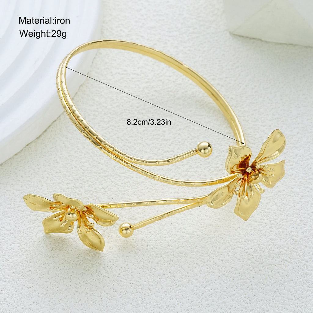 Damen Armreif mit floralem Design und glänzenden Details Shop Nory