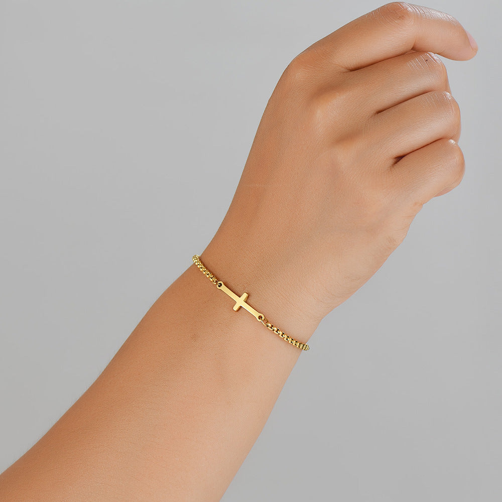 Damen Armband mit stilvollem Kreuzanhänger und verstellbarem Zugverschluss Shop Nory