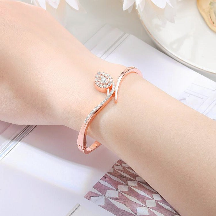 Damen Armreif mit elegantem Tropfenmotiv und funkelnden Zirkonia Shop Nory