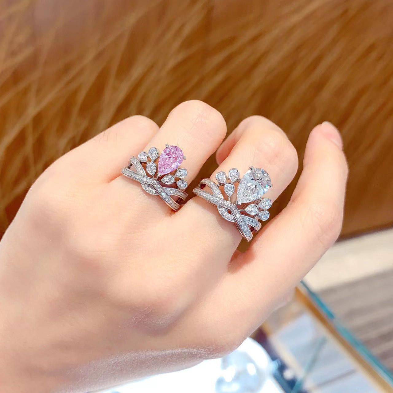 Damenring mit herzförmigem, strahlendem Edelstein und funkelnden Zirkonia-Steinen Shop Nory