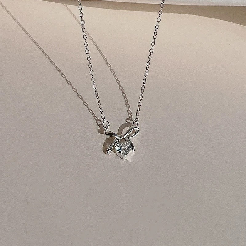 Damen Halskette mit elegantem Schleifenanhänger und funkelndem Kristall Shop Nory